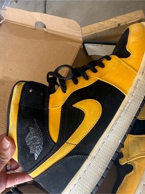 Jordan High-Top Sneaker in Black & Yellow